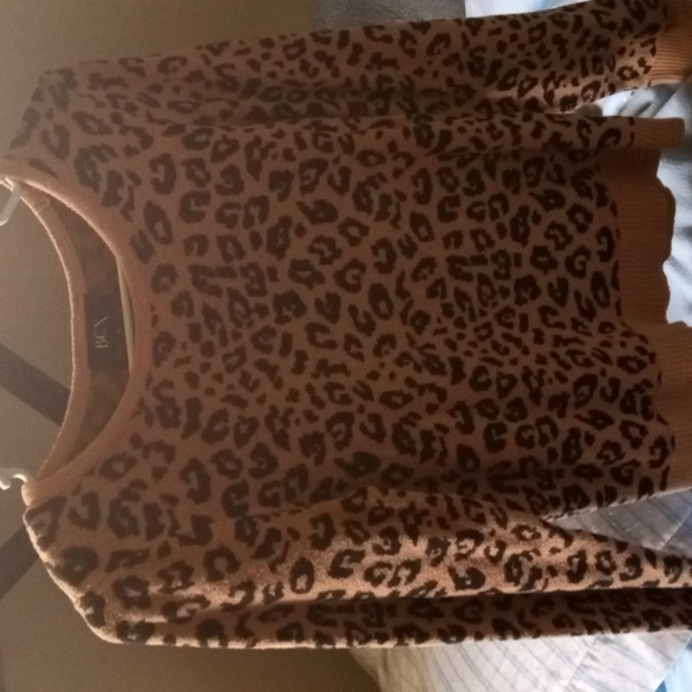 Size M juniors cheetah print long sleeve sweater